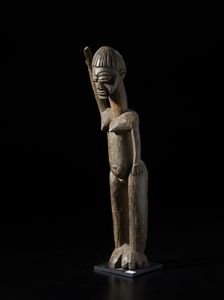 Lobi - Burkina Faso - Scultura antropomorfa con braccio alzato Bateba. Legno duro con patina bruna.