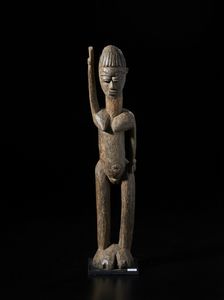 Lobi - Burkina Faso : Scultura antropomorfa con braccio alzato Bateba. Legno duro con patina bruna.  - Asta Asta 422 | AFRICA, OCEANIA E AMERICHE - ARTIGIANATO AFRICANO: VARI COMMITTENTI E SELEZIONE DALLA COLLEZIONE BARTOLOMUCCI Online - Associazione Nazionale - Case d'Asta italiane