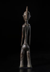 Mossi - Burkina Faso : Scultura antropomorfa. Legno a patina scura.  - Asta Asta 422 | AFRICA, OCEANIA E AMERICHE - ARTIGIANATO AFRICANO: VARI COMMITTENTI E SELEZIONE DALLA COLLEZIONE BARTOLOMUCCI Online - Associazione Nazionale - Case d'Asta italiane