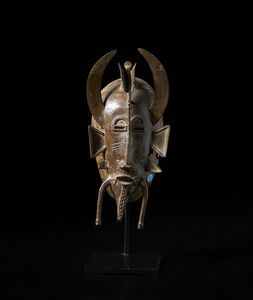 Senufo - Costa d'Avorio/Mali/Burkina Faso - Maschera Kpeli con calao. Bronzo in patina.