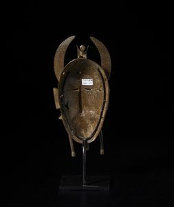 Senufo - Costa d'Avorio/Mali/Burkina Faso : Maschera Kpeli con calao. Bronzo in patina.  - Asta Asta 422 | AFRICA, OCEANIA E AMERICHE - ARTIGIANATO AFRICANO: VARI COMMITTENTI E SELEZIONE DALLA COLLEZIONE BARTOLOMUCCI Online - Associazione Nazionale - Case d'Asta italiane