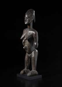 Mossi - Burkina Faso : Scultura antropomorfa femminile. Legno duro a patina scura.  - Asta Asta 422 | AFRICA, OCEANIA E AMERICHE - ARTIGIANATO AFRICANO: VARI COMMITTENTI E SELEZIONE DALLA COLLEZIONE BARTOLOMUCCI Online - Associazione Nazionale - Case d'Asta italiane