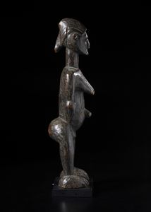 Mossi - Burkina Faso : Scultura antropomorfa femminile. Legno duro a patina scura.  - Asta Asta 422 | AFRICA, OCEANIA E AMERICHE - ARTIGIANATO AFRICANO: VARI COMMITTENTI E SELEZIONE DALLA COLLEZIONE BARTOLOMUCCI Online - Associazione Nazionale - Case d'Asta italiane