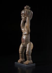 Mossi - Burkina Faso : Scultura antropomorfa con braccia alzate a sorreggere un contenitore. Legno duro a patina marrone.  - Asta Asta 422 | AFRICA, OCEANIA E AMERICHE - ARTIGIANATO AFRICANO: VARI COMMITTENTI E SELEZIONE DALLA COLLEZIONE BARTOLOMUCCI Online - Associazione Nazionale - Case d'Asta italiane