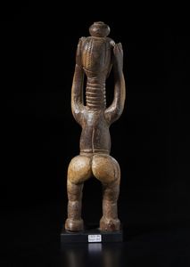 Mossi - Burkina Faso : Scultura antropomorfa con braccia alzate a sorreggere un contenitore. Legno duro a patina marrone.  - Asta Asta 422 | AFRICA, OCEANIA E AMERICHE - ARTIGIANATO AFRICANO: VARI COMMITTENTI E SELEZIONE DALLA COLLEZIONE BARTOLOMUCCI Online - Associazione Nazionale - Case d'Asta italiane