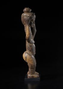 Mossi - Burkina Faso : Scultura antropomorfa con braccia alzate a sorreggere un contenitore. Legno duro a patina marrone.  - Asta Asta 422 | AFRICA, OCEANIA E AMERICHE - ARTIGIANATO AFRICANO: VARI COMMITTENTI E SELEZIONE DALLA COLLEZIONE BARTOLOMUCCI Online - Associazione Nazionale - Case d'Asta italiane