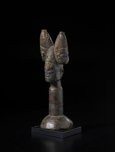 Yoruba -Nigeria : Scultura Sihango con tre teste antropomorfe. Legno duro con patina scura e pigmenti.  - Asta Asta 422 | AFRICA, OCEANIA E AMERICHE - ARTIGIANATO AFRICANO: VARI COMMITTENTI E SELEZIONE DALLA COLLEZIONE BARTOLOMUCCI Online - Associazione Nazionale - Case d'Asta italiane