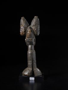 Yoruba -Nigeria : Scultura Sihango con tre teste antropomorfe. Legno duro con patina scura e pigmenti.  - Asta Asta 422 | AFRICA, OCEANIA E AMERICHE - ARTIGIANATO AFRICANO: VARI COMMITTENTI E SELEZIONE DALLA COLLEZIONE BARTOLOMUCCI Online - Associazione Nazionale - Case d'Asta italiane