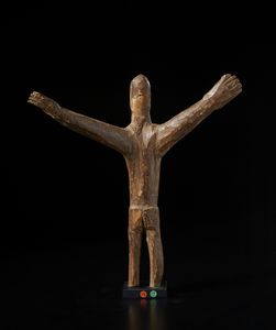 Lobi - Burkina Faso/Costa d'Avorio : Scultura antropomorfa Bateba con braccia alzate. Legno duro a patina chiara.  - Asta Asta 422 | AFRICA, OCEANIA E AMERICHE - ARTIGIANATO AFRICANO: VARI COMMITTENTI E SELEZIONE DALLA COLLEZIONE BARTOLOMUCCI Online - Associazione Nazionale - Case d'Asta italiane