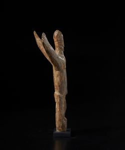 Lobi - Burkina Faso/Costa d'Avorio : Scultura antropomorfa Bateba con braccia alzate. Legno duro a patina chiara.  - Asta Asta 422 | AFRICA, OCEANIA E AMERICHE - ARTIGIANATO AFRICANO: VARI COMMITTENTI E SELEZIONE DALLA COLLEZIONE BARTOLOMUCCI Online - Associazione Nazionale - Case d'Asta italiane