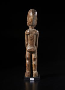 Lobi - Burkina Faso/Costa d'Avorio : Scultura antropomorfa Bateba. Legno duro a patina marrone.  - Asta Asta 422 | AFRICA, OCEANIA E AMERICHE - ARTIGIANATO AFRICANO: VARI COMMITTENTI E SELEZIONE DALLA COLLEZIONE BARTOLOMUCCI Online - Associazione Nazionale - Case d'Asta italiane