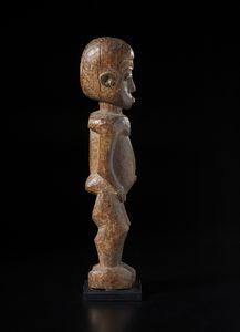 Lobi - Burkina Faso/Costa d'Avorio : Scultura antropomorfa Bateba. Legno duro a patina marrone.  - Asta Asta 422 | AFRICA, OCEANIA E AMERICHE - ARTIGIANATO AFRICANO: VARI COMMITTENTI E SELEZIONE DALLA COLLEZIONE BARTOLOMUCCI Online - Associazione Nazionale - Case d'Asta italiane