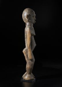 Lobi - Burkina Faso/Costa d'Avorio : Scultura antropomorfa Bateba. Legno duro a patina scura.  - Asta Asta 422 | AFRICA, OCEANIA E AMERICHE - ARTIGIANATO AFRICANO: VARI COMMITTENTI E SELEZIONE DALLA COLLEZIONE BARTOLOMUCCI Online - Associazione Nazionale - Case d'Asta italiane