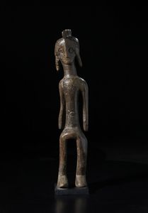 Mumuye - Nigeria/Camerun : Scultura antropomorfa stilizzata. Legno duro a patina scura.  - Asta Asta 422 | AFRICA, OCEANIA E AMERICHE - ARTIGIANATO AFRICANO: VARI COMMITTENTI E SELEZIONE DALLA COLLEZIONE BARTOLOMUCCI Online - Associazione Nazionale - Case d'Asta italiane