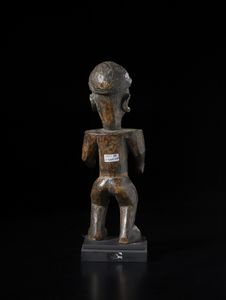 N'Buako - Repubblica Democratica del Congo : Scultura antropomorfa. Legno duro a patina scura.  - Asta Asta 422 | AFRICA, OCEANIA E AMERICHE - ARTIGIANATO AFRICANO: VARI COMMITTENTI E SELEZIONE DALLA COLLEZIONE BARTOLOMUCCI Online - Associazione Nazionale - Case d'Asta italiane