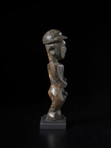 N'Buako - Repubblica Democratica del Congo : Scultura antropomorfa. Legno duro a patina scura.  - Asta Asta 422 | AFRICA, OCEANIA E AMERICHE - ARTIGIANATO AFRICANO: VARI COMMITTENTI E SELEZIONE DALLA COLLEZIONE BARTOLOMUCCI Online - Associazione Nazionale - Case d'Asta italiane