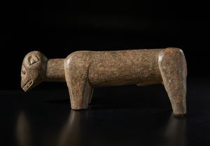 Lobi - Burkina Faso/Costa d'Avorio : Scultura zoomorfa in forma di leopardo. Legno duro a patina chiara e pigmenti.  - Asta Asta 422 | AFRICA, OCEANIA E AMERICHE - ARTIGIANATO AFRICANO: VARI COMMITTENTI E SELEZIONE DALLA COLLEZIONE BARTOLOMUCCI Online - Associazione Nazionale - Case d'Asta italiane