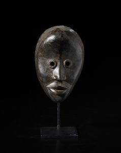 Dan - Costa d'Avorio/Liberia - Maschera con occhi tubolari. Legno duro a patina scura.