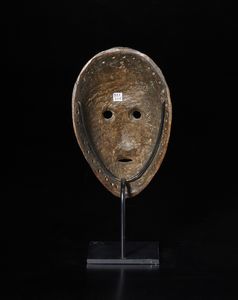 Dan - Costa d'Avorio/Liberia : Maschera con occhi tubolari. Legno duro a patina scura.  - Asta Asta 422 | AFRICA, OCEANIA E AMERICHE - ARTIGIANATO AFRICANO: VARI COMMITTENTI E SELEZIONE DALLA COLLEZIONE BARTOLOMUCCI Online - Associazione Nazionale - Case d'Asta italiane