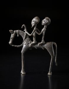 Dogon - Mali : Scultura di cavallo con due cavalieri.Lega di rame.  - Asta Asta 422 | AFRICA, OCEANIA E AMERICHE - ARTIGIANATO AFRICANO: VARI COMMITTENTI E SELEZIONE DALLA COLLEZIONE BARTOLOMUCCI Online - Associazione Nazionale - Case d'Asta italiane