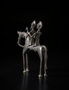 Dogon - Mali : Scultura di cavallo con due cavalieri.Lega di rame.  - Asta Asta 422 | AFRICA, OCEANIA E AMERICHE - ARTIGIANATO AFRICANO: VARI COMMITTENTI E SELEZIONE DALLA COLLEZIONE BARTOLOMUCCI Online - Associazione Nazionale - Case d'Asta italiane