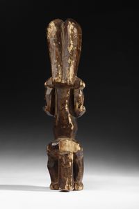 Fang - Gabon : Scultura antropomorfa o guardiano di reliquiario Byeri. Legno a patina marrone.  - Asta Asta 422 | AFRICA, OCEANIA E AMERICHE - ARTIGIANATO AFRICANO: VARI COMMITTENTI E SELEZIONE DALLA COLLEZIONE BARTOLOMUCCI Online - Associazione Nazionale - Case d'Asta italiane