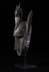 Bambara - Mali : Maschera zoomorfa in forma di iena sormontata da testa di antilope. Legno duro con patina scura.  - Asta Asta 422 | AFRICA, OCEANIA E AMERICHE - ARTIGIANATO AFRICANO: VARI COMMITTENTI E SELEZIONE DALLA COLLEZIONE BARTOLOMUCCI Online - Associazione Nazionale - Case d'Asta italiane