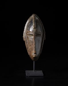 Bambara - Mali - Maschera antropomorfa. Legno duro a patina scura.