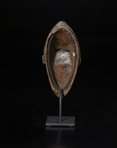 Bambara - Mali : Maschera antropomorfa. Legno duro a patina scura.  - Asta Asta 422 | AFRICA, OCEANIA E AMERICHE - ARTIGIANATO AFRICANO: VARI COMMITTENTI E SELEZIONE DALLA COLLEZIONE BARTOLOMUCCI Online - Associazione Nazionale - Case d'Asta italiane