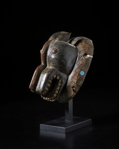 Guro - Costa d'Avorio : Maschera zoomorfa. Legno duro a patina scura e pigmenti.  - Asta Asta 422 | AFRICA, OCEANIA E AMERICHE - ARTIGIANATO AFRICANO: VARI COMMITTENTI E SELEZIONE DALLA COLLEZIONE BARTOLOMUCCI Online - Associazione Nazionale - Case d'Asta italiane