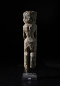 Fon - Nigeria/Benin : Scultura antropomorfa. Legno.  - Asta Asta 422 | AFRICA, OCEANIA E AMERICHE - ARTIGIANATO AFRICANO: VARI COMMITTENTI E SELEZIONE DALLA COLLEZIONE BARTOLOMUCCI Online - Associazione Nazionale - Case d'Asta italiane