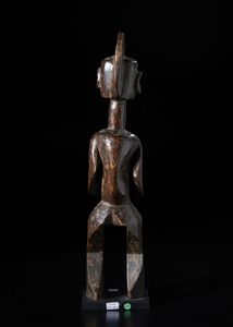 Mumuye - Nigeria/Camerun : Scultura  antropomorfa stilizzata. Legno con patina scura.  - Asta Asta 422 | AFRICA, OCEANIA E AMERICHE - ARTIGIANATO AFRICANO: VARI COMMITTENTI E SELEZIONE DALLA COLLEZIONE BARTOLOMUCCI Online - Associazione Nazionale - Case d'Asta italiane