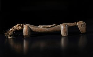 Senufo - Costa d'Avorio/Mali/Burkina Faso : Sedile zoomorfo in forma di cane. Legno a patina marrone, fibre e metallo.  - Asta Asta 422 | AFRICA, OCEANIA E AMERICHE - ARTIGIANATO AFRICANO: VARI COMMITTENTI E SELEZIONE DALLA COLLEZIONE BARTOLOMUCCI Online - Associazione Nazionale - Case d'Asta italiane