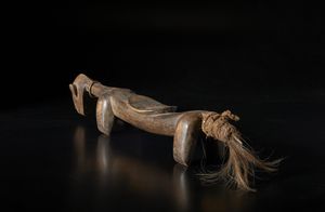 Senufo - Costa d'Avorio/Mali/Burkina Faso : Sedile zoomorfo in forma di cane. Legno a patina marrone, fibre e metallo.  - Asta Asta 422 | AFRICA, OCEANIA E AMERICHE - ARTIGIANATO AFRICANO: VARI COMMITTENTI E SELEZIONE DALLA COLLEZIONE BARTOLOMUCCI Online - Associazione Nazionale - Case d'Asta italiane