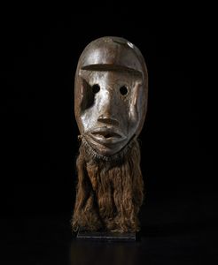 Dan - Costa d'Avorio/Liberia - Maschera antropomorfa Dan Kran. Legno duro a patina marrone e fibre.