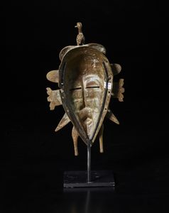 Senufo - Costa d'Avorio/Mali : Maschera Kpeli. Bronzo.  - Asta Asta 422 | AFRICA, OCEANIA E AMERICHE - ARTIGIANATO AFRICANO: VARI COMMITTENTI E SELEZIONE DALLA COLLEZIONE BARTOLOMUCCI Online - Associazione Nazionale - Case d'Asta italiane