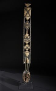 Mossi - Burkina Faso - Grande maschera antropozoomorfa  con cimiero decorato a motivi geometrici. Legno e pigmenti.