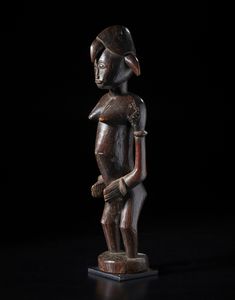 Senufo - Costa d'Avorio/Mali/Burkina Faso : Grande scultura antropomorfa femminile. Legno duro a patina bruno-rossastra e tracce di caolino.  - Asta Asta 422 | AFRICA, OCEANIA E AMERICHE - ARTIGIANATO AFRICANO: VARI COMMITTENTI E SELEZIONE DALLA COLLEZIONE BARTOLOMUCCI Online - Associazione Nazionale - Case d'Asta italiane