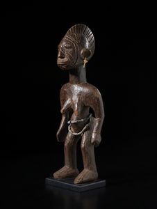 Mossi - Burkina Faso : Scultura antropomorfa femminile Mossi in legno con cintura e orecchini. Legno a patina bruno-rossastra, perline e corda.  - Asta Asta 422 | AFRICA, OCEANIA E AMERICHE - ARTIGIANATO AFRICANO: VARI COMMITTENTI E SELEZIONE DALLA COLLEZIONE BARTOLOMUCCI Online - Associazione Nazionale - Case d'Asta italiane