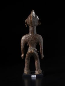 Mossi - Burkina Faso : Scultura antropomorfa femminile Mossi in legno con cintura e orecchini. Legno a patina bruno-rossastra, perline e corda.  - Asta Asta 422 | AFRICA, OCEANIA E AMERICHE - ARTIGIANATO AFRICANO: VARI COMMITTENTI E SELEZIONE DALLA COLLEZIONE BARTOLOMUCCI Online - Associazione Nazionale - Case d'Asta italiane