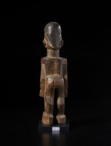 Lobi - Burkina Faso/Costa d'Avorio : Scultura antropomorfa Bateba. Legno duro a patina naturale e pigmento.  - Asta Asta 422 | AFRICA, OCEANIA E AMERICHE - ARTIGIANATO AFRICANO: VARI COMMITTENTI E SELEZIONE DALLA COLLEZIONE BARTOLOMUCCI Online - Associazione Nazionale - Case d'Asta italiane