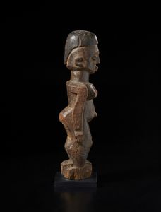 Lobi - Burkina Faso/Costa d'Avorio : Scultura antropomorfa Bateba. Legno duro a patina naturale e pigmento.  - Asta Asta 422 | AFRICA, OCEANIA E AMERICHE - ARTIGIANATO AFRICANO: VARI COMMITTENTI E SELEZIONE DALLA COLLEZIONE BARTOLOMUCCI Online - Associazione Nazionale - Case d'Asta italiane