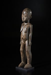 Lobi - Burkina Faso : Grande scultura antropomorfa Bateba. Legno duro a patina scura.  - Asta Asta 422 | AFRICA, OCEANIA E AMERICHE - ARTIGIANATO AFRICANO: VARI COMMITTENTI E SELEZIONE DALLA COLLEZIONE BARTOLOMUCCI Online - Associazione Nazionale - Case d'Asta italiane