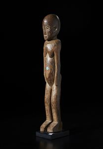 Lobi - Burkina Faso : Grande scultura antropomorfa Bateba.Legno duro a patina chiara.  - Asta Asta 422 | AFRICA, OCEANIA E AMERICHE - ARTIGIANATO AFRICANO: VARI COMMITTENTI E SELEZIONE DALLA COLLEZIONE BARTOLOMUCCI Online - Associazione Nazionale - Case d'Asta italiane