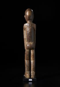 Lobi - Burkina Faso : Grande scultura antropomorfa Bateba.Legno duro a patina chiara.  - Asta Asta 422 | AFRICA, OCEANIA E AMERICHE - ARTIGIANATO AFRICANO: VARI COMMITTENTI E SELEZIONE DALLA COLLEZIONE BARTOLOMUCCI Online - Associazione Nazionale - Case d'Asta italiane