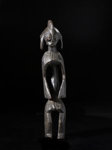 Mumuye - Nigeria/Camerun : Scultura antropomorfa stilizzata.Legno duro a patina scura con tracce di caolino.  - Asta Asta 422 | AFRICA, OCEANIA E AMERICHE - ARTIGIANATO AFRICANO: VARI COMMITTENTI E SELEZIONE DALLA COLLEZIONE BARTOLOMUCCI Online - Associazione Nazionale - Case d'Asta italiane