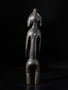 Mumuye - Nigeria/Camerun : Scultura antropomorfa stilizzata.Legno duro a patina scura con tracce di caolino.  - Asta Asta 422 | AFRICA, OCEANIA E AMERICHE - ARTIGIANATO AFRICANO: VARI COMMITTENTI E SELEZIONE DALLA COLLEZIONE BARTOLOMUCCI Online - Associazione Nazionale - Case d'Asta italiane