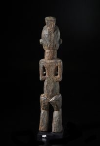 Urhobo, Nigeria : Scultura antropomorfa. Legno duro con patina scura.  - Asta Asta 422 | AFRICA, OCEANIA E AMERICHE - ARTIGIANATO AFRICANO: VARI COMMITTENTI E SELEZIONE DALLA COLLEZIONE BARTOLOMUCCI Online - Associazione Nazionale - Case d'Asta italiane