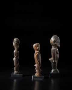 Lobi - Burkina Faso : Lotto composto da tre sculture antropomorfe Bateba di varia dimensione e qualit d'intaglio. Legno duro.  - Asta Asta 422 | AFRICA, OCEANIA E AMERICHE - ARTIGIANATO AFRICANO: VARI COMMITTENTI E SELEZIONE DALLA COLLEZIONE BARTOLOMUCCI Online - Associazione Nazionale - Case d'Asta italiane