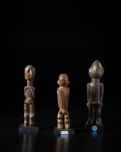 Lobi - Burkina Faso : Lotto composto da tre sculture antropomorfe Bateba di varia dimensione e qualit d'intaglio. Legno duro.  - Asta Asta 422 | AFRICA, OCEANIA E AMERICHE - ARTIGIANATO AFRICANO: VARI COMMITTENTI E SELEZIONE DALLA COLLEZIONE BARTOLOMUCCI Online - Associazione Nazionale - Case d'Asta italiane